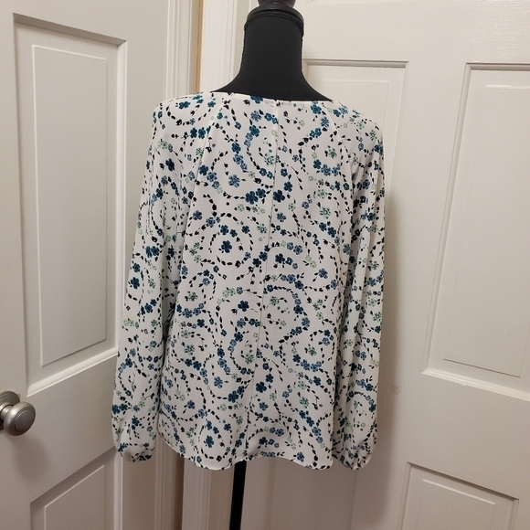 A.N.A. Floral Print Blouse Size Medium, comfy, casual, colorful - Picture 3 of 9